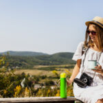 Mujer sentada disfrutando un cafe mientras viaja