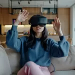 Mujer sentada usando realidad virtual